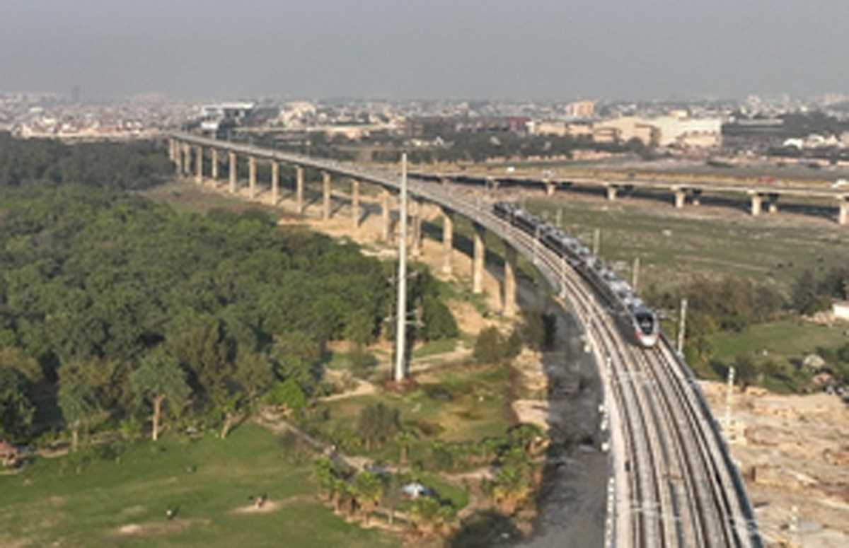 रेलवे ट्रैक पर व्यक्ति के खड़े रहने से 20 मिनट तक रुकी रही नमो भारत रैपिड ट्रेन